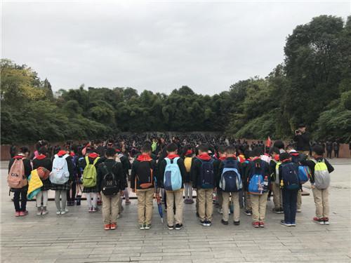 向革命英雄鞠躬致敬！
