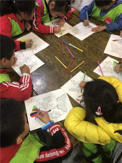 做手工蝴蝶画，培养学生动手能力